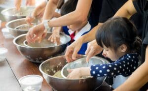 Small,Kid,And,Family,Is,Learning,How,To,Make,Ice