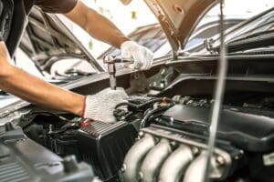 Close up,Hands,Of,Auto,Mechanic,Are,Using,The,Wrench,To