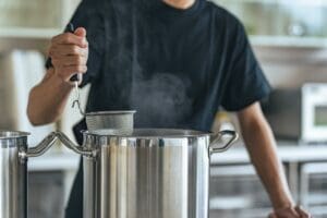 Restaurant,Employee,Boiling,Noodles,In,The,Kitchen